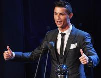 Fotografía de Cristiano Ronaldo recibiendo el premio 'The Best'