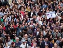 Centenares de personas se han concentrado esta tarde en la Plaza de Belluga de Murcia para mostrar su indignación por la sentencia de la Audiencia Provincial de Navarra que condena a los 5 miembros de la llamada Manada por un delito de abuso sexual, no de