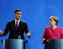 Pedro Sánchez en rueda de prensa en Berlín con Angela Merkel.