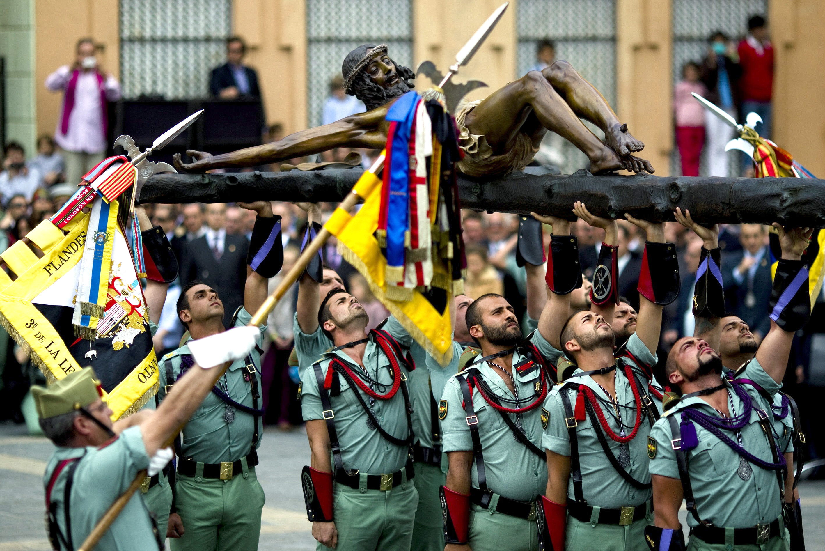 Los legionarios ponen los pelos de punta en Málaga cantando ”El Novio